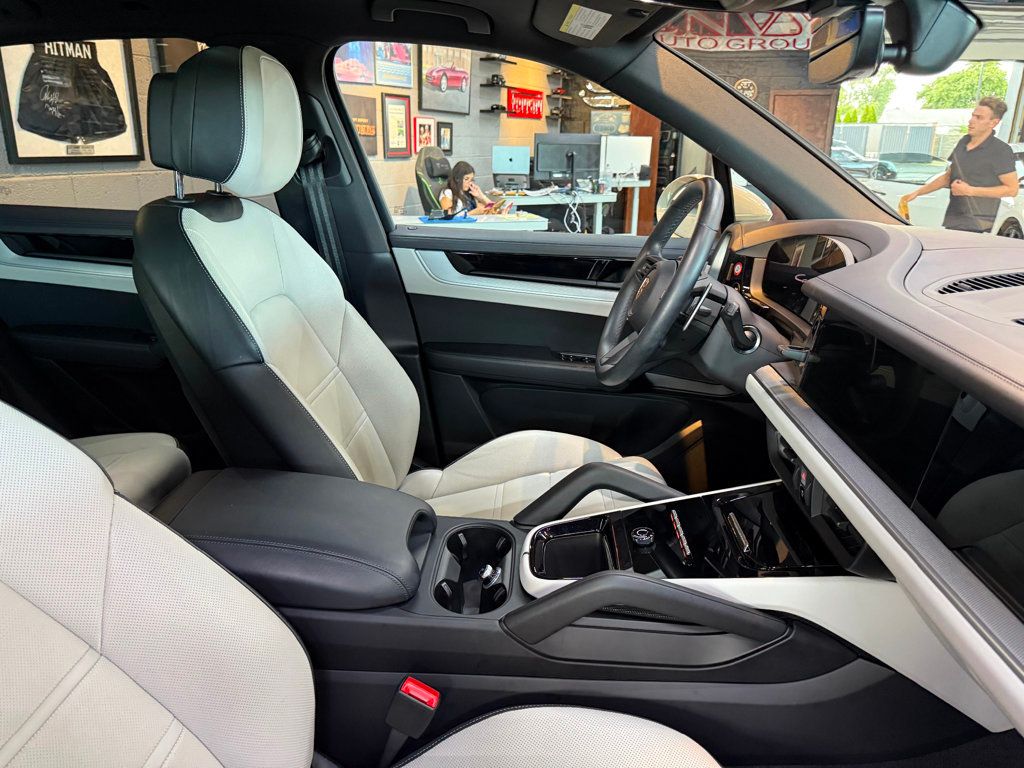 2024 Porsche Cayenne Base photo 44
