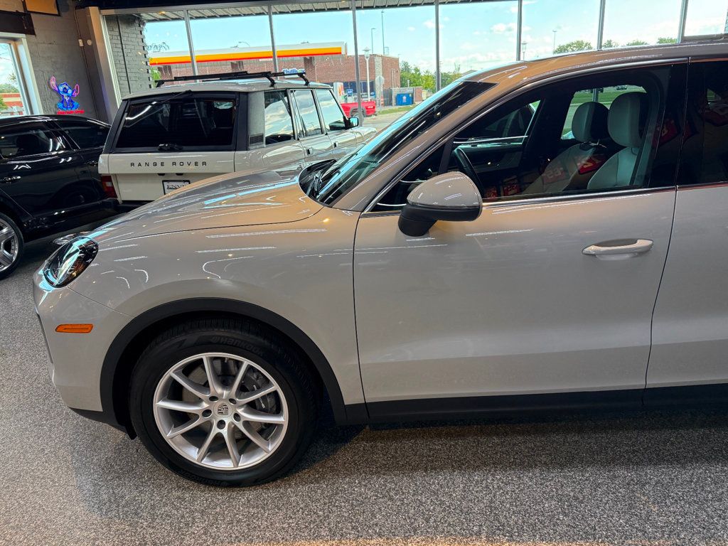 2024 Porsche Cayenne Base photo 6