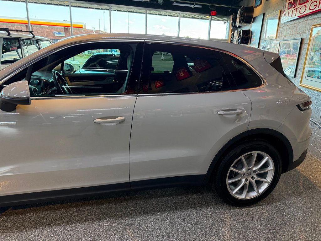 2024 Porsche Cayenne Base photo 7