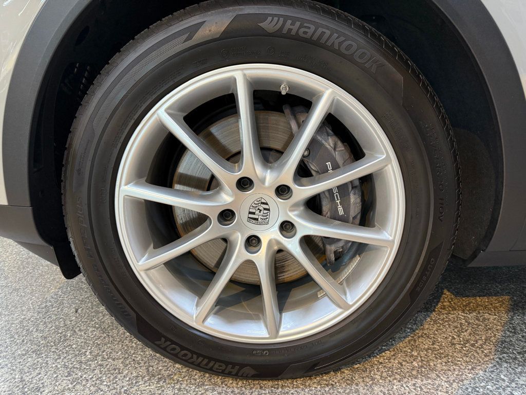 2024 Porsche Cayenne Base photo 8