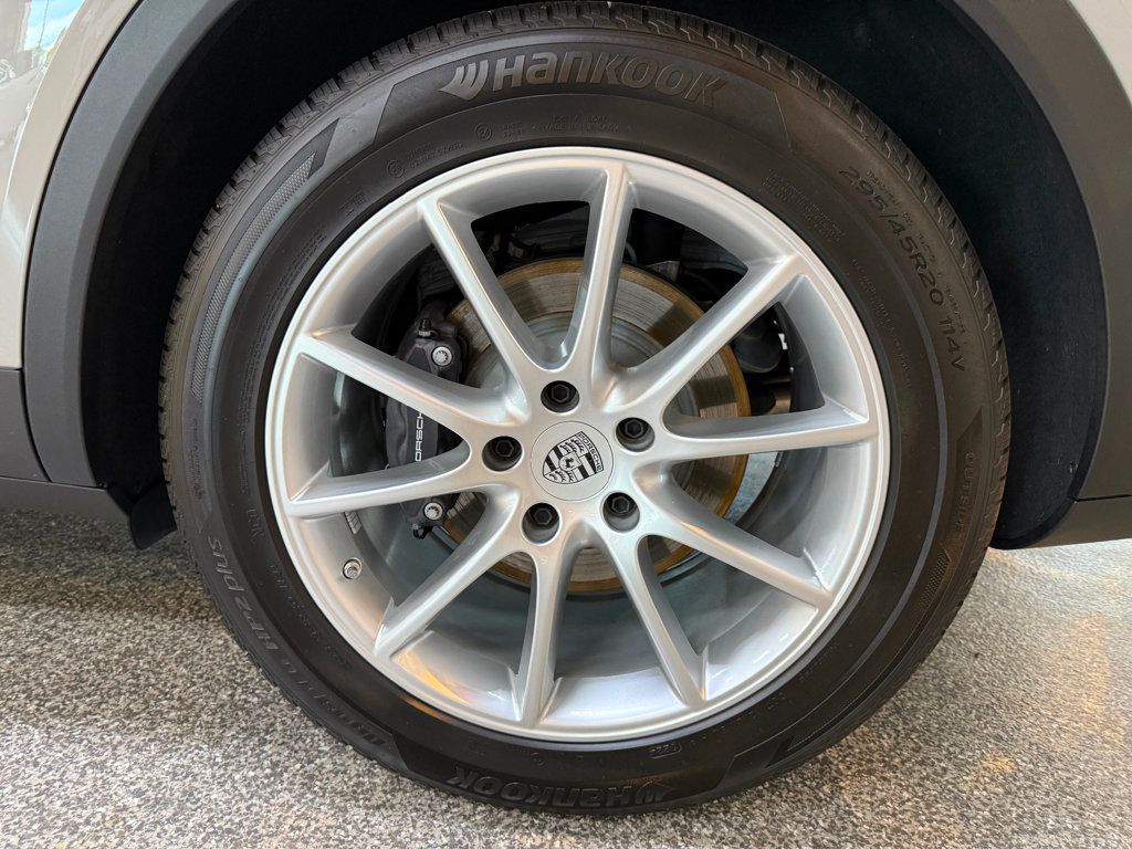 2024 Porsche Cayenne Base photo 9