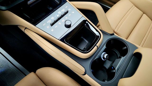 2024 Porsche Cayenne E-Hybrid with Premium Package Plus & Adaptive Air Suspension - 22977815 - 15