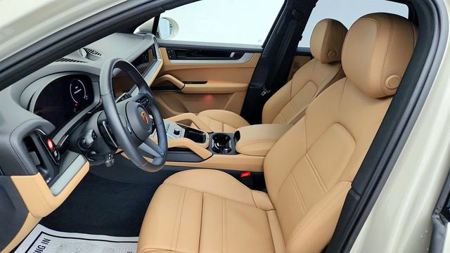 2024 Porsche Cayenne E-Hybrid with Premium Package Plus & Adaptive Air Suspension - 22977815 - 18