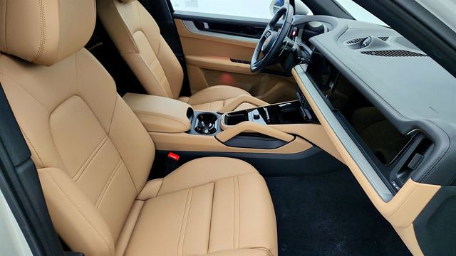 2024 Porsche Cayenne E-Hybrid with Premium Package Plus & Adaptive Air Suspension - 22977815 - 24
