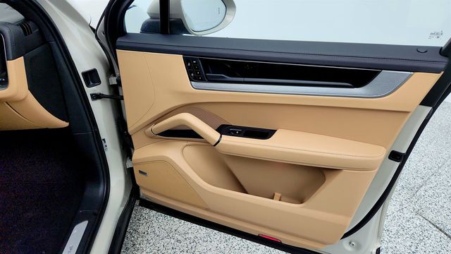 2024 Porsche Cayenne E-Hybrid with Premium Package Plus & Adaptive Air Suspension - 22977815 - 26