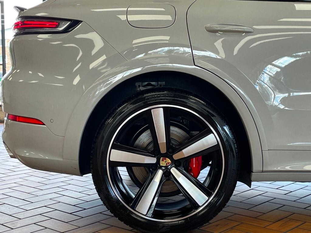 2024 Porsche Cayenne Turbo E-Hybrid Coupe - 23040325 - 11