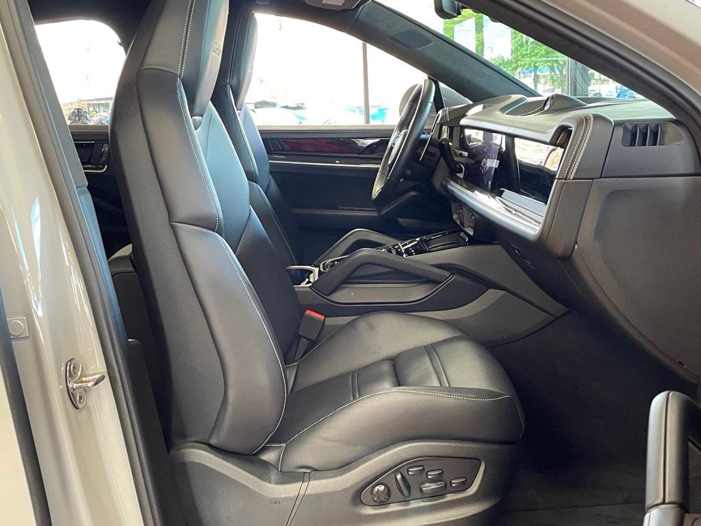 2024 Porsche Cayenne Turbo E-Hybrid Coupe - 23040325 - 27