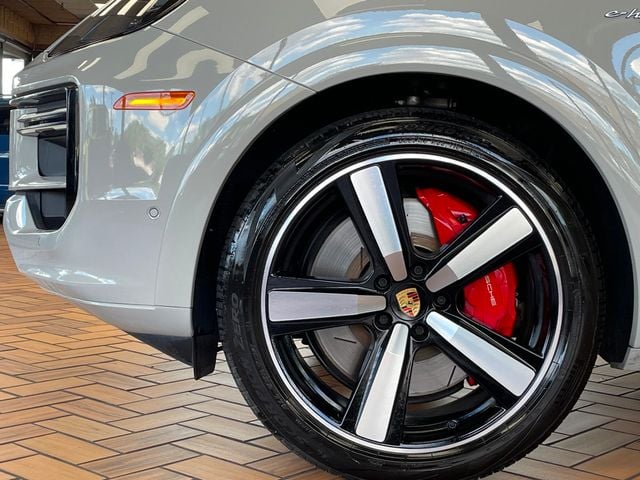 2024 Porsche Cayenne Turbo E-Hybrid Coupe - 23040325 - 5