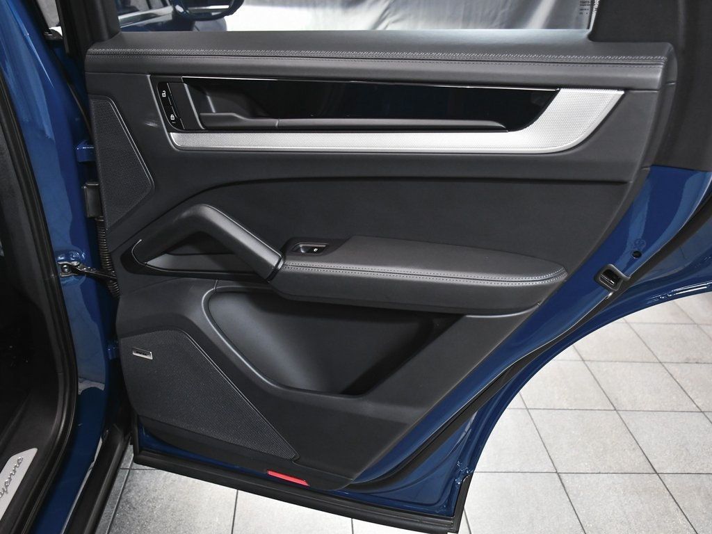 2024 Porsche Cayenne E-Hybrid S photo 14