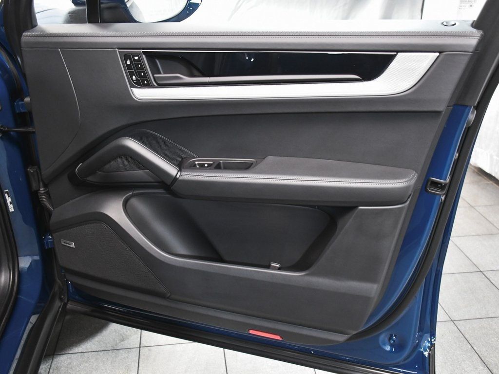 2024 Porsche Cayenne E-Hybrid S photo 16