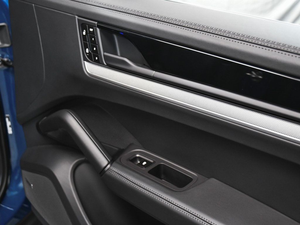 2024 Porsche Cayenne E-Hybrid S photo 17