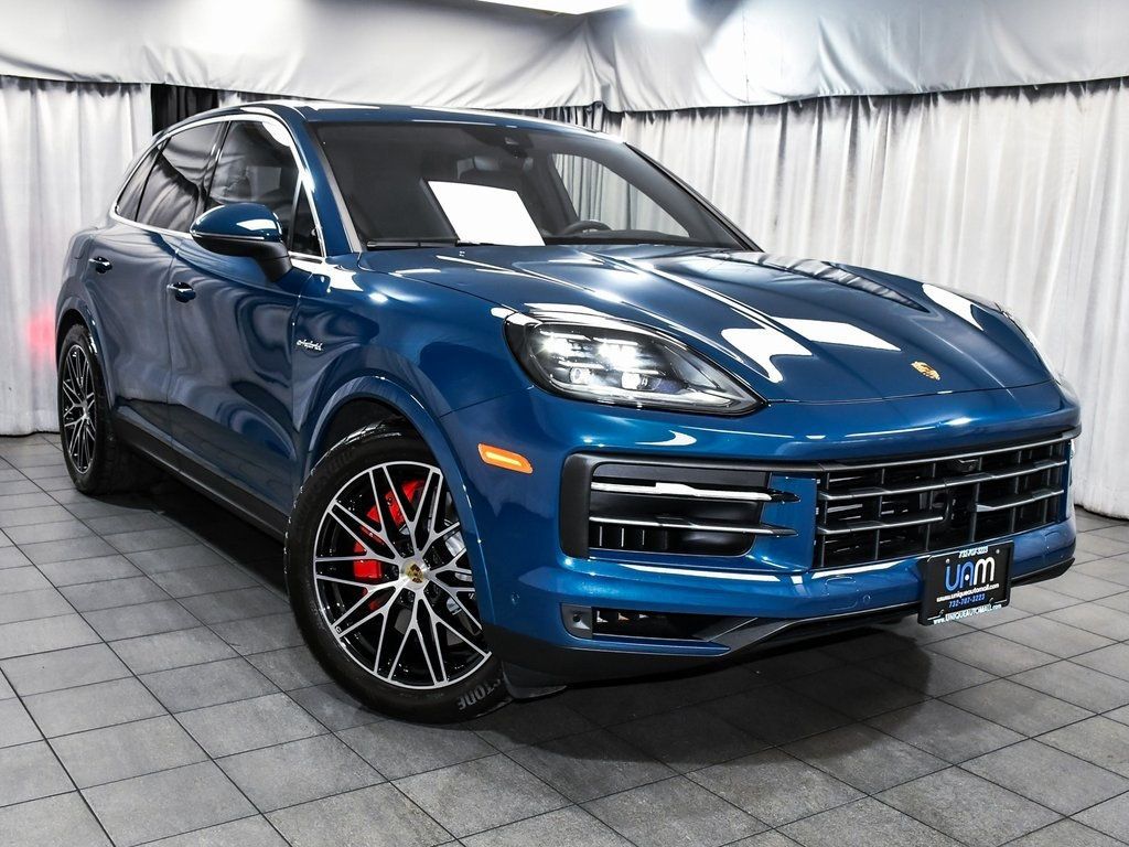 2024 Porsche Cayenne E-Hybrid S photo 3
