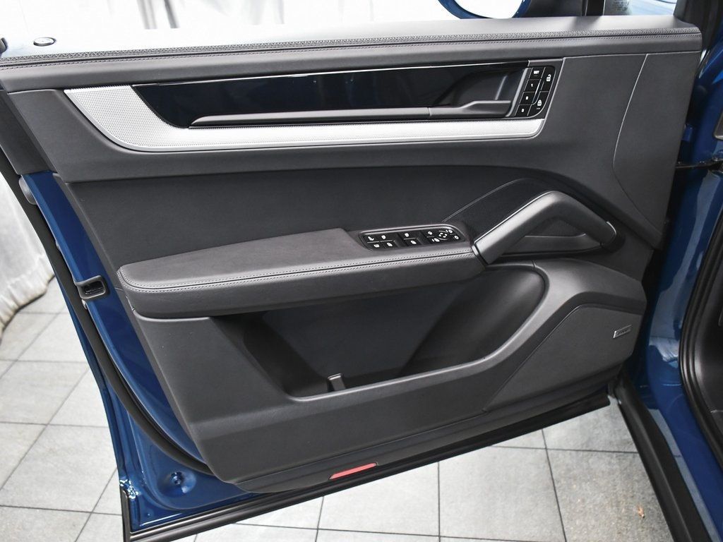 2024 Porsche Cayenne E-Hybrid S photo 9