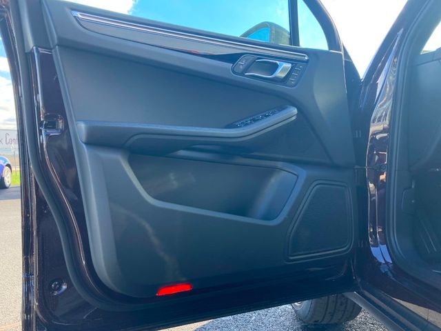 2024 Porsche Macan   - 22182140 - 16