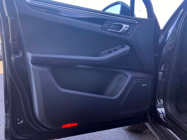 2024 Porsche Macan   - 22209310 - 19