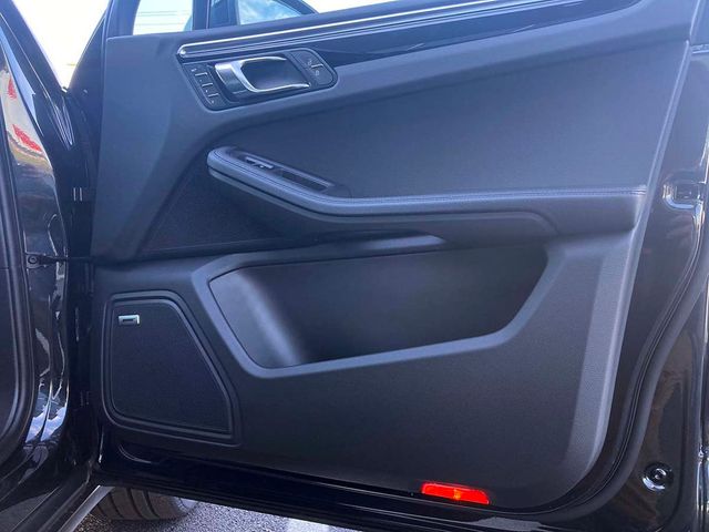 2024 Porsche Macan   - 22209310 - 29