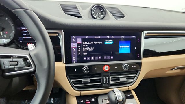 2024 Porsche Macan Base w/ Premium+ Pkg, 21’’ Wheels, Surround View & Bose S Sound - 22955765 - 17