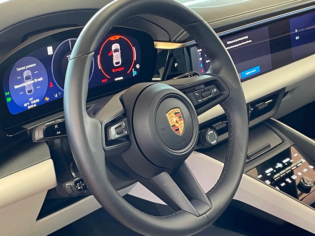 2024 Porsche Macan Electric 4 photo 16