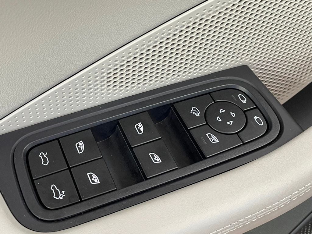 2024 Porsche Macan Electric 4 photo 22