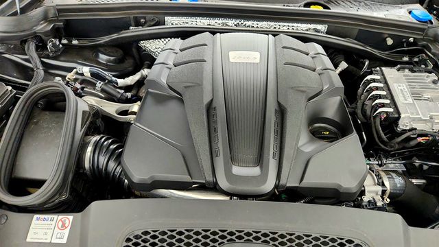 2024 Porsche Macan S w/ Premium Plus Package & Sport Chrono Package - 23044393 - 26