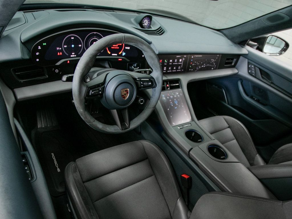 Porsche Taycan photo 12