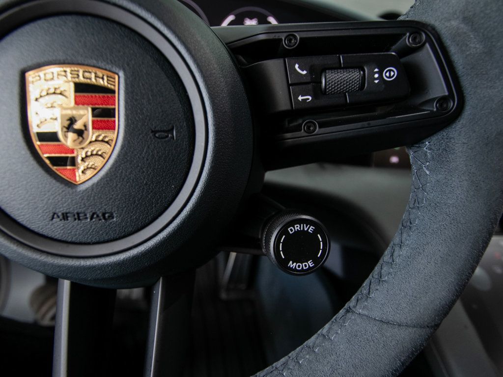 Porsche Taycan photo 14