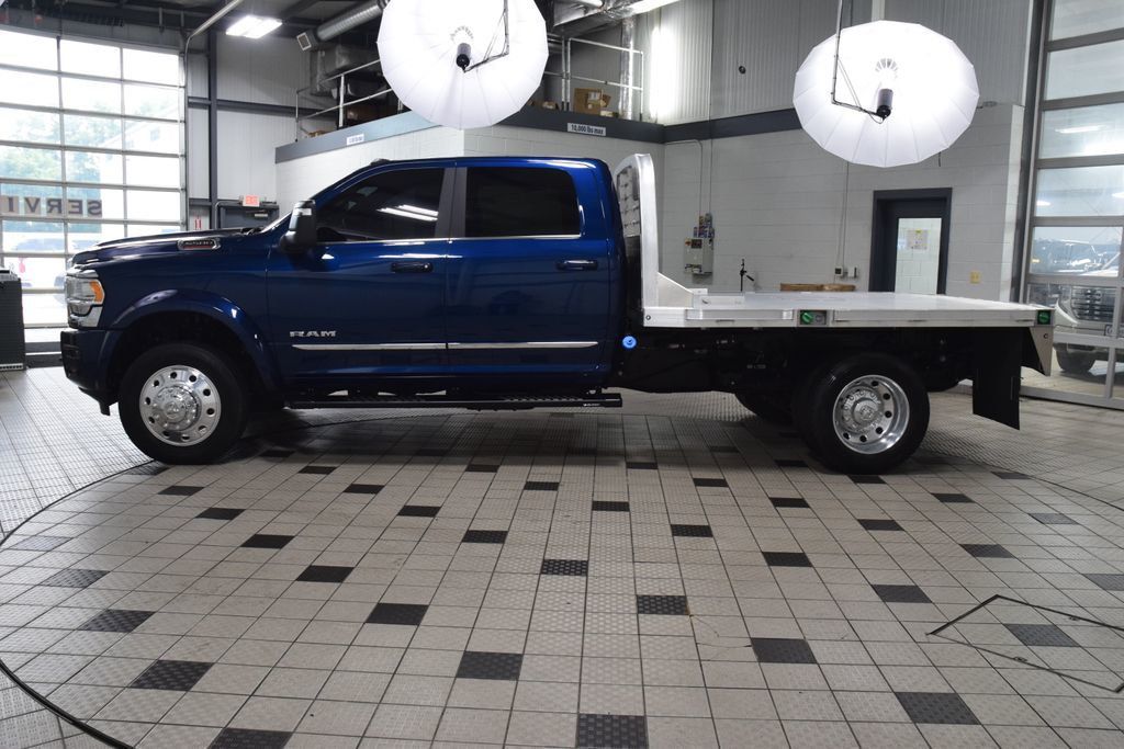 2024 Ram 5500 Chassis Cab 5500 CREW LIMITED 4X4 * CUMMINS * 9' ALUMINUM FLATBED * LOADED - 23060301 - 2