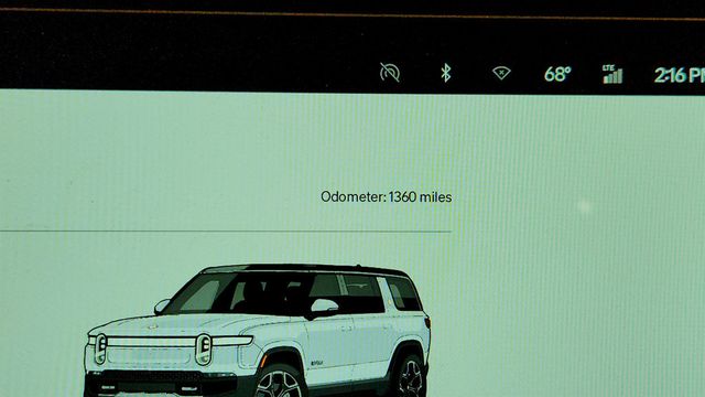 2024 Rivian R1S Adventure Dual-Motor Standard+ Pack w/ 22'' Sport Wheels - 23019154 - 15