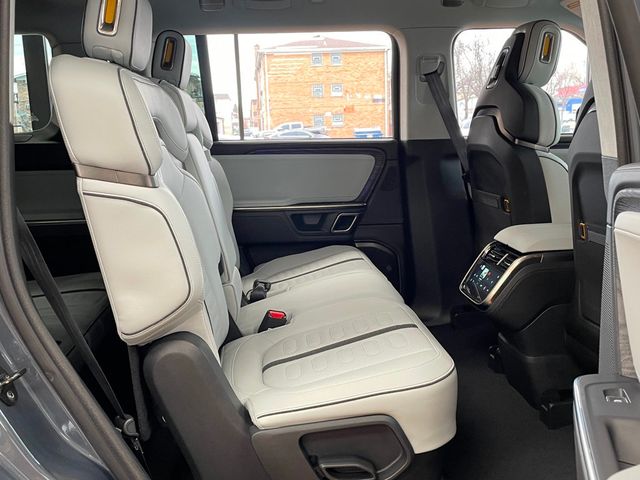 2024 Rivian R1S Adventure Quad-Motor Large Pack - 22947558 - 29