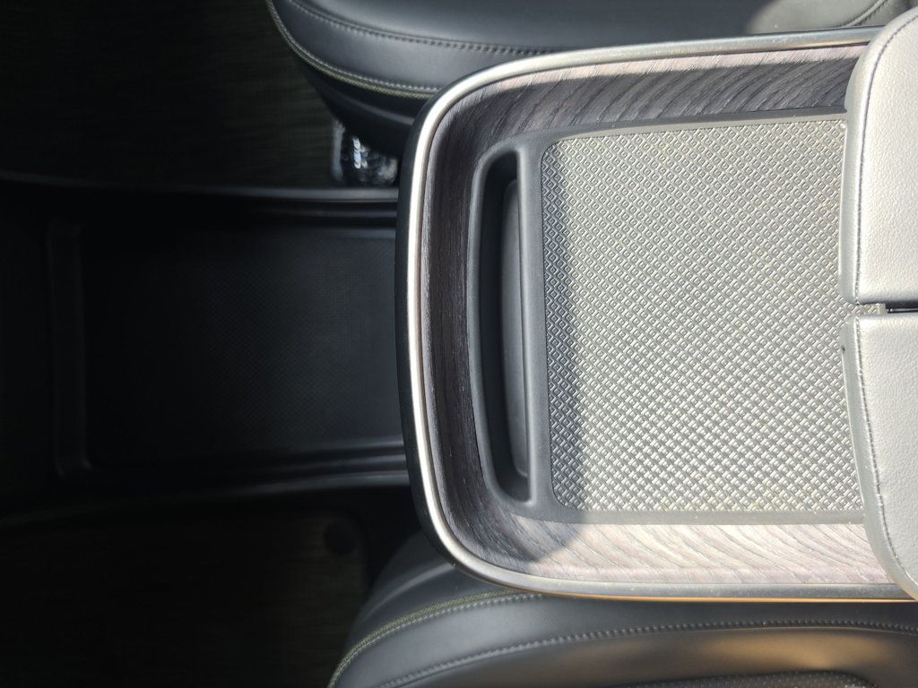 Rivian R1S photo 15