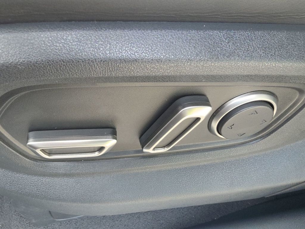 Rivian R1S photo 17