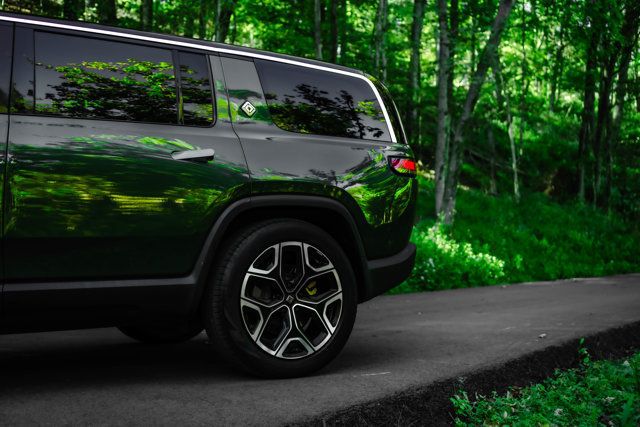 2024 Rivian R1S