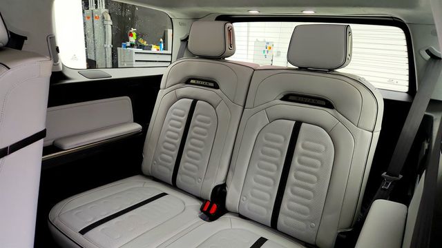 2024 Rivian R1S Adventure Quad-Motor Large Pack w/ Ocean Coast Interior - 23041465 - 21