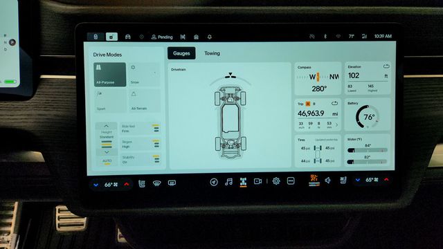 2024 Rivian R1T Adventure Dual-Motor Large Pack w/ Ocean Coast Vegan Leather - 23075471 - 15
