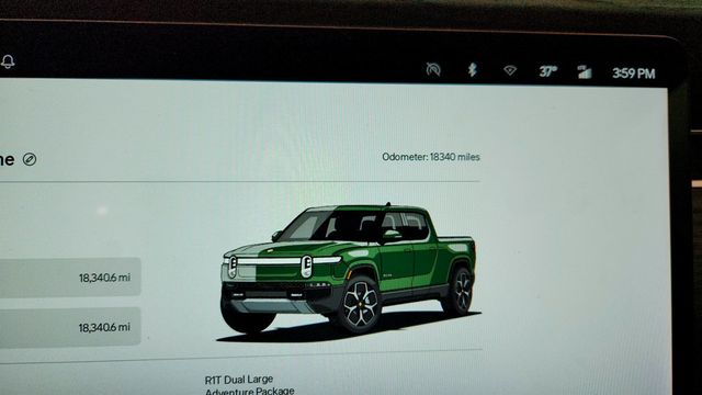 2024 Rivian R1T Adventure Dual-Motor Large Pack w/ Tonneau Cover (352-mi. range) - 22958984 - 15