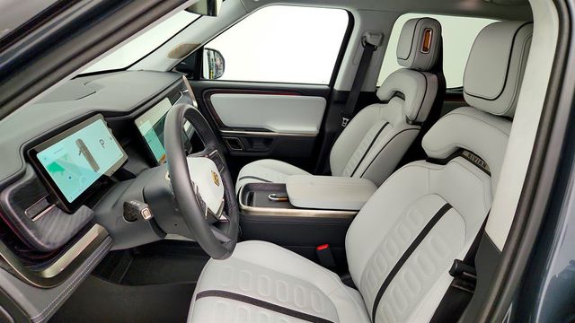 2024 Rivian R1T Adventure Dual-Motor Max Pack w/ Ocean Coast Interior - 23074972 - 17