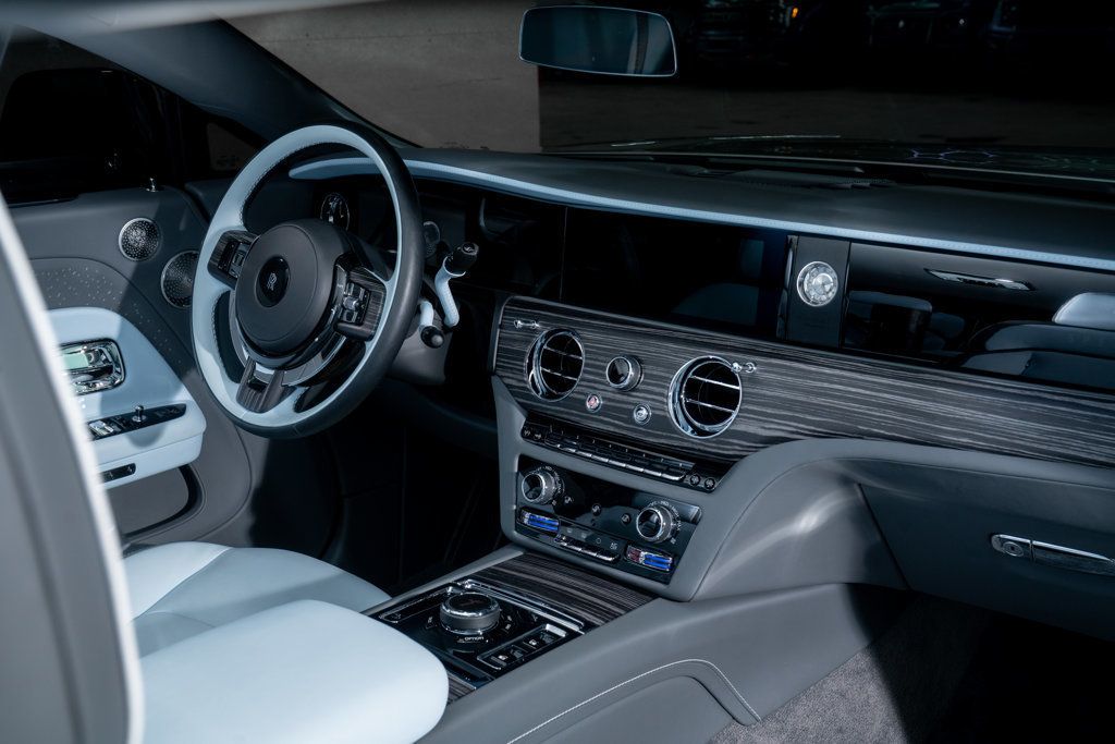 Rolls-Royce Spectre photo 10