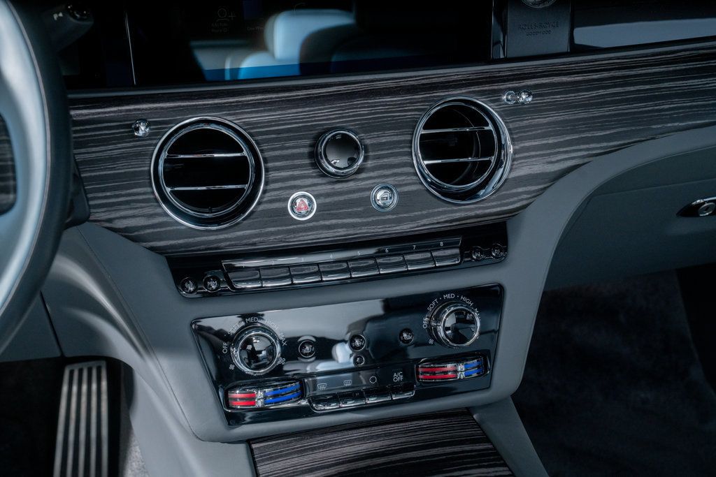 Rolls-Royce Spectre photo 16