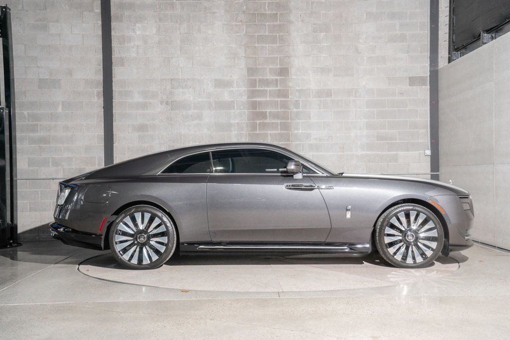 Rolls-Royce Spectre photo 2