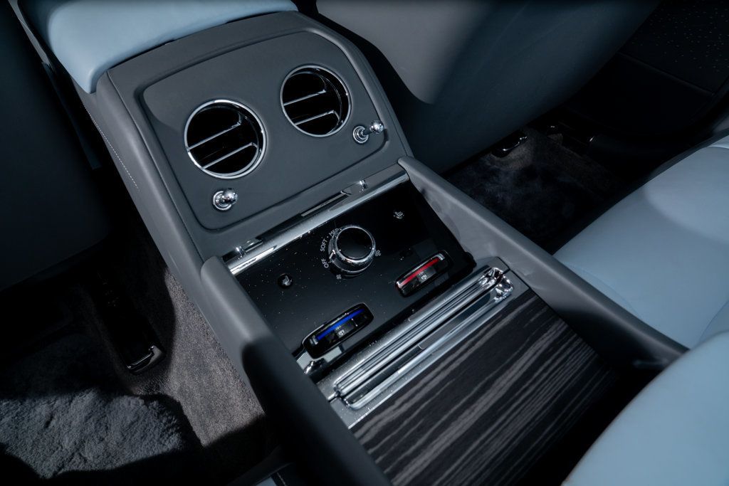 Rolls-Royce Spectre photo 29