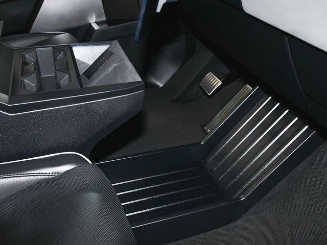 2024 Tesla Cybertruck Base - 23065822 - 62