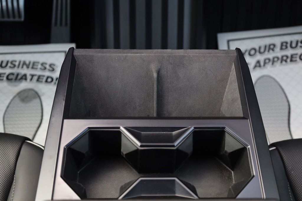 Tesla Cybertruck photo 39