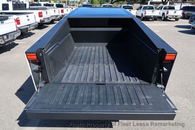 2024 Tesla Cybertruck Cybertruck - 22629031 - 19