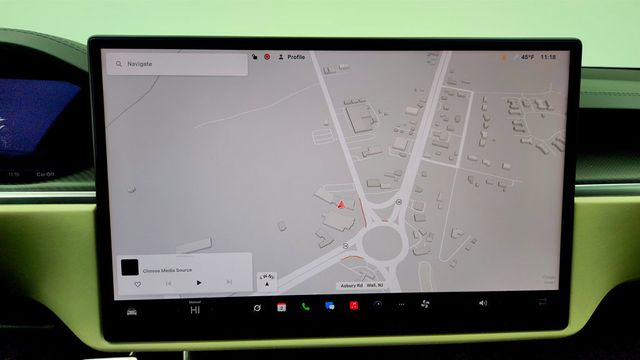 2024 Tesla Model S Plaid AWD w/ 21'' Wheels & Cream Vegan Leather Interior - 23007486 - 22