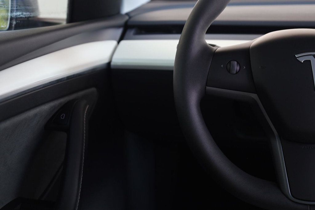 Tesla Model Y photo 30