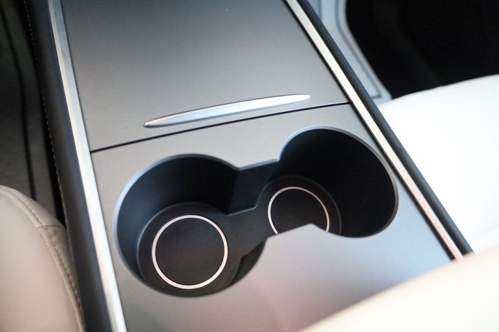 Tesla Model Y photo 36