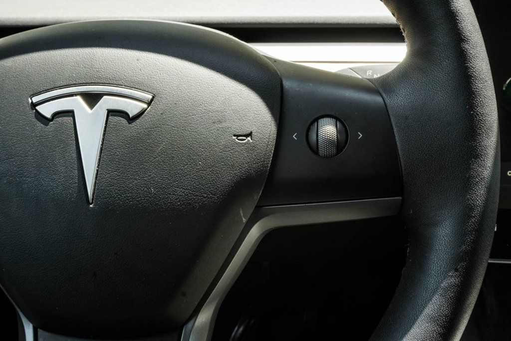 Tesla Model Y photo 27