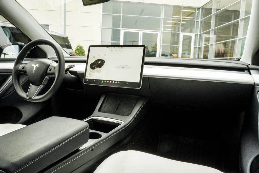 Tesla Model Y photo 16