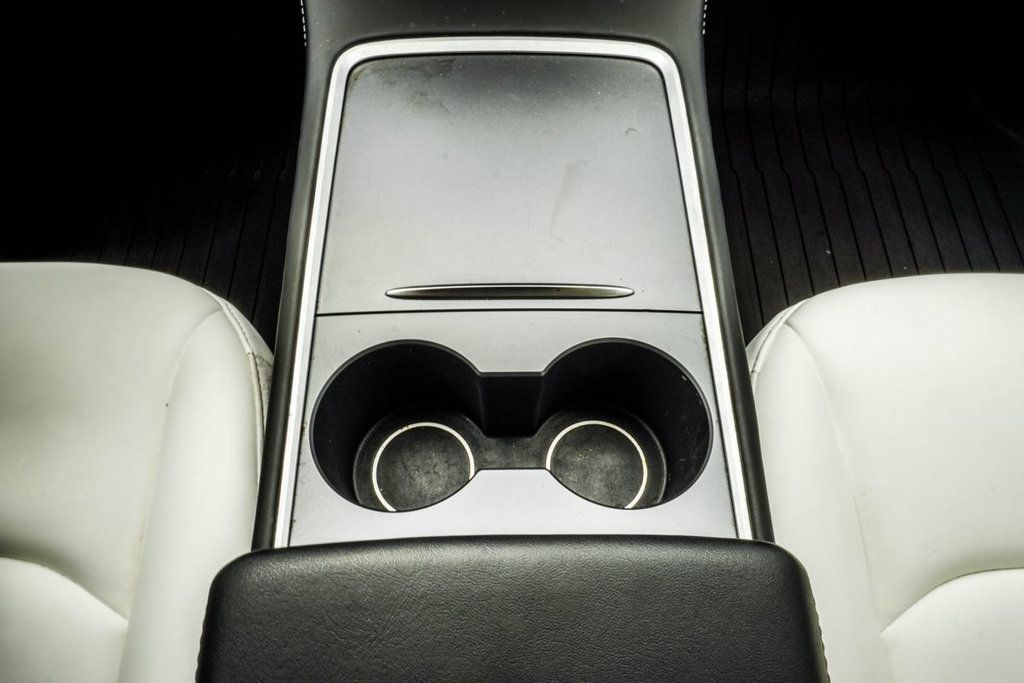 Tesla Model Y photo 21