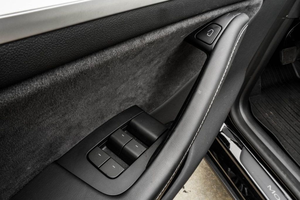 Tesla Model Y photo 30